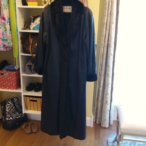 Is beautiful mink and leather jacket size extra large